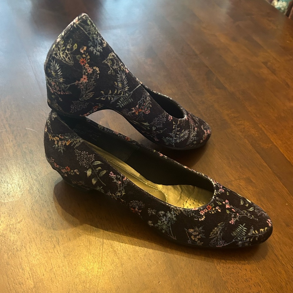 Soft Style Suede Floral Shoes Size 8 1/2 - Picture 2 of 6